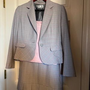 Skirt suit